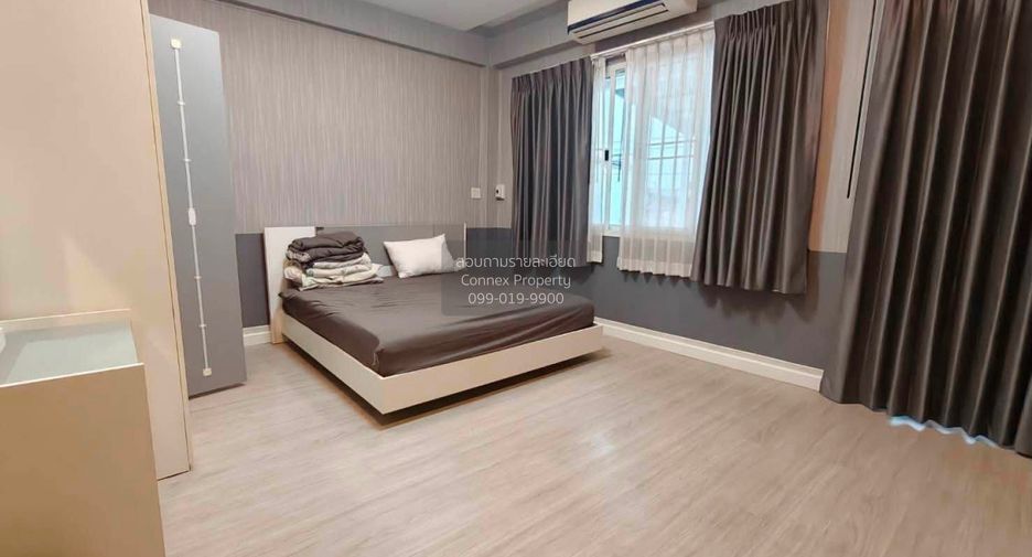 For rent 4 bedrooms townhouse in Huai Khwang, Bangkok