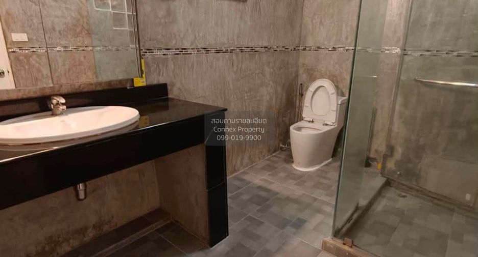 For rent 4 bedrooms townhouse in Huai Khwang, Bangkok