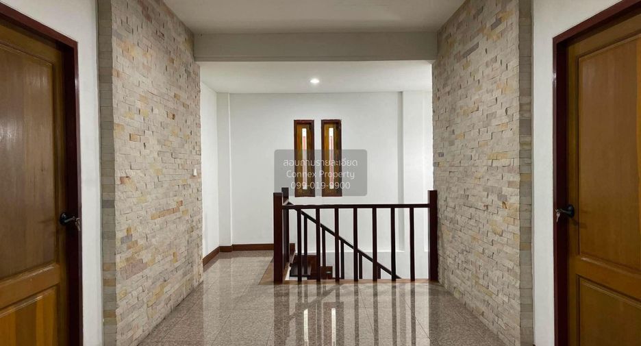 Casa en alquiler de 4 habitaciones en Lat Phrao, Bangkok