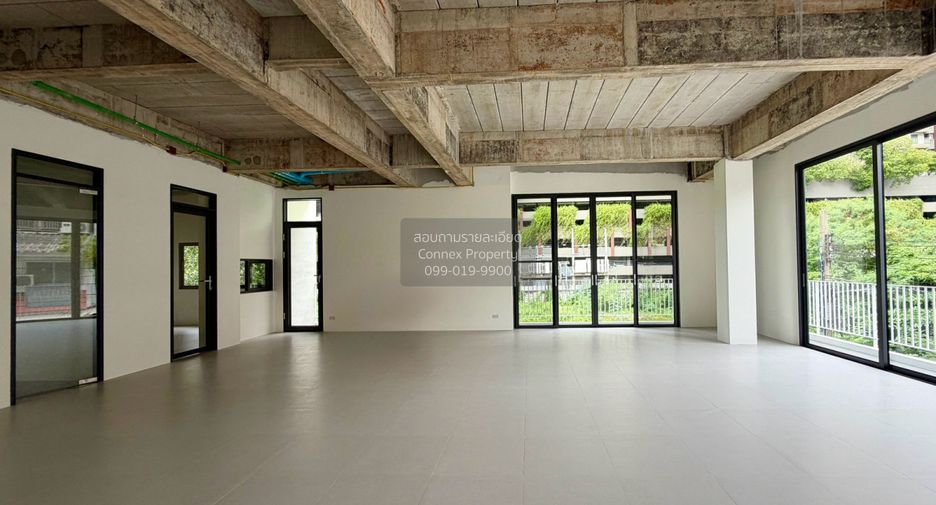 For rent 7 bedrooms townhouse in Huai Khwang, Bangkok