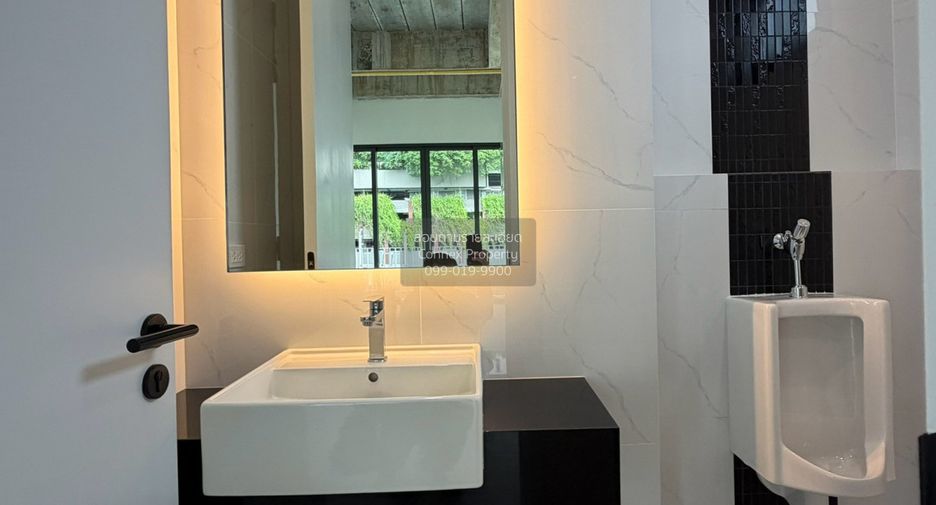 For rent 7 bedrooms townhouse in Huai Khwang, Bangkok
