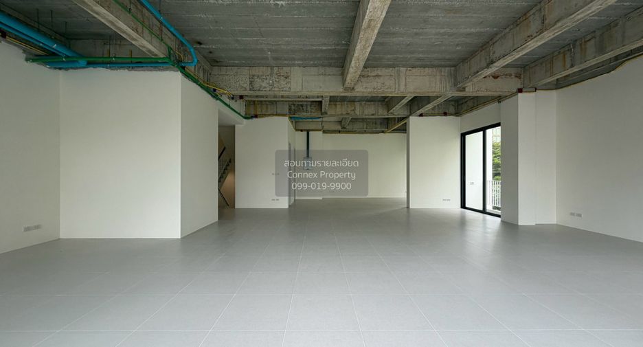 For rent 7 bedrooms townhouse in Huai Khwang, Bangkok