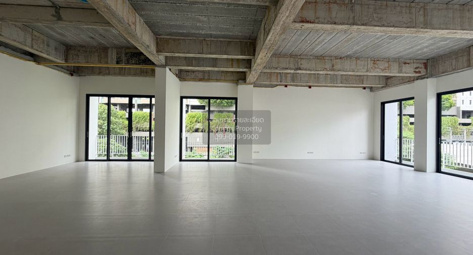 For rent 7 bedrooms townhouse in Huai Khwang, Bangkok