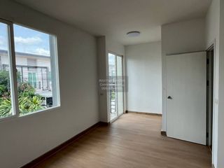 Reihenhaus zum Kauf mit 3 Zimmer in Saphan Sung, Bangkok