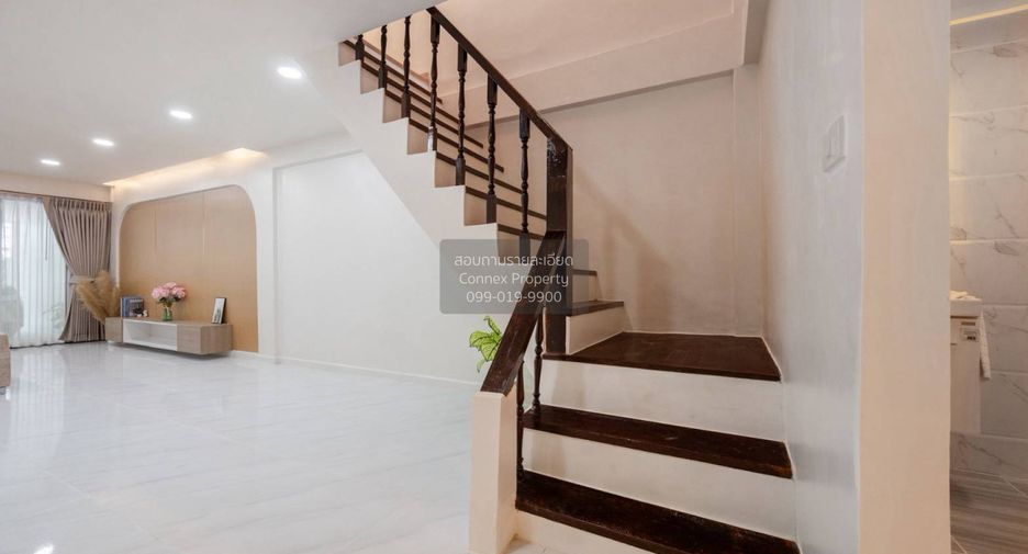 À vendre 2 chambres maison de ville à Huai Khwang, Bangkok