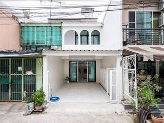 À vendre 2 chambres maison de ville à Huai Khwang, Bangkok