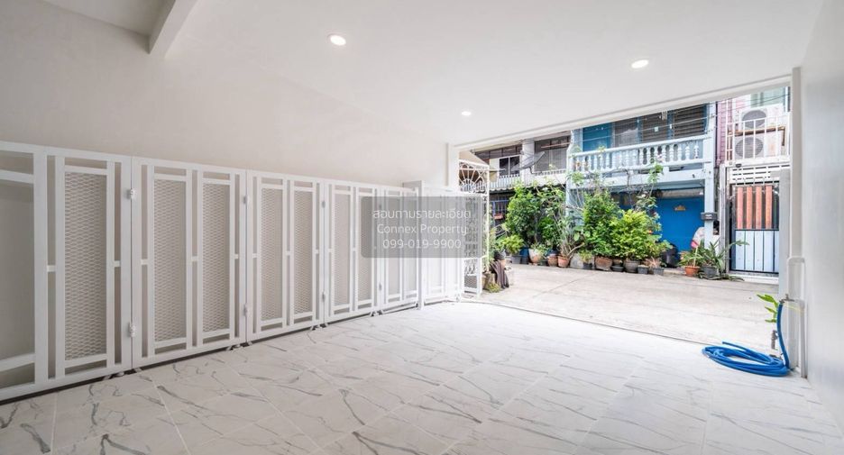 À vendre 2 chambres maison de ville à Huai Khwang, Bangkok