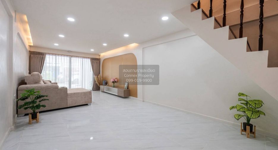 À vendre 2 chambres maison de ville à Huai Khwang, Bangkok
