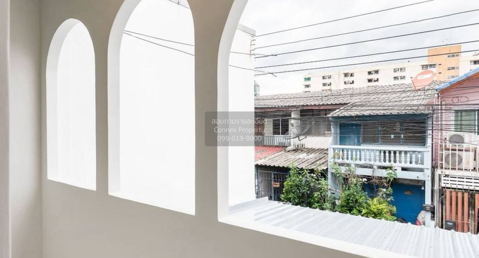 À vendre 2 chambres maison de ville à Huai Khwang, Bangkok