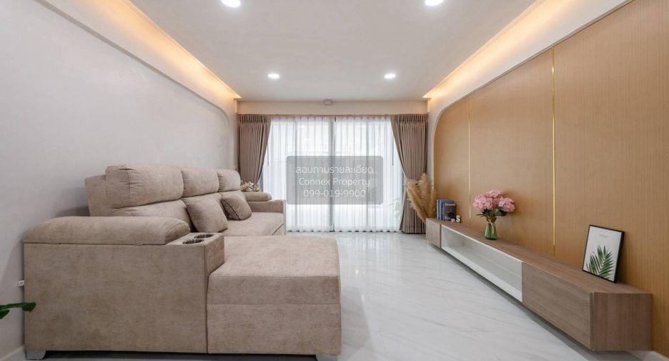 À vendre 2 chambres maison de ville à Huai Khwang, Bangkok
