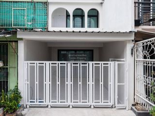 À vendre 2 chambres maison de ville à Huai Khwang, Bangkok