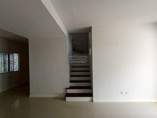 Casa adosada en venta de 3 habitaciones en Khlong Sam Wa, Bangkok