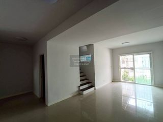 Casa adosada en venta de 3 habitaciones en Khlong Sam Wa, Bangkok