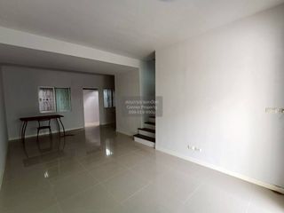 Casa adosada en venta de 3 habitaciones en Khlong Sam Wa, Bangkok