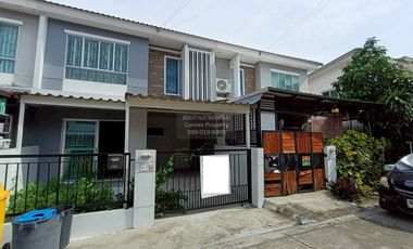 Casa adosada en venta de 3 habitaciones en Khlong Sam Wa, Bangkok