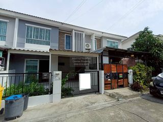 Casa adosada en venta de 3 habitaciones en Khlong Sam Wa, Bangkok