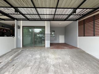 Casa adosada en venta de 3 habitaciones en Bang Khen, Bangkok