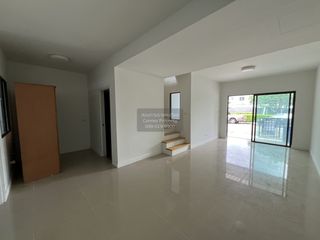 Casa adosada en venta de 3 habitaciones en Bang Khen, Bangkok