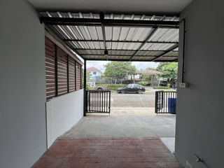 Casa adosada en venta de 3 habitaciones en Bang Khen, Bangkok