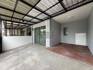 Casa adosada en venta de 3 habitaciones en Bang Khen, Bangkok