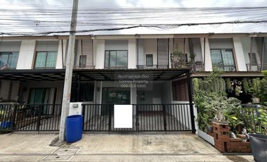 Casa adosada en venta de 3 habitaciones en Bang Khen, Bangkok