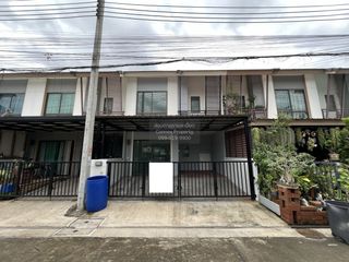 Casa adosada en venta de 3 habitaciones en Bang Khen, Bangkok