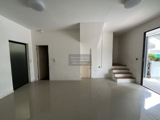 Casa adosada en venta de 3 habitaciones en Bang Khen, Bangkok