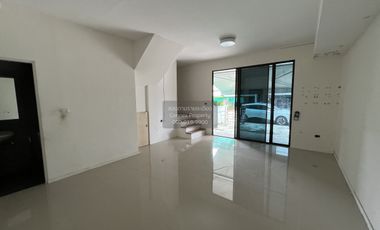 Casa adosada en venta de 3 habitaciones en Bang Khen, Bangkok