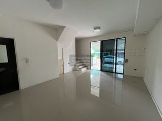 Casa adosada en venta de 3 habitaciones en Bang Khen, Bangkok