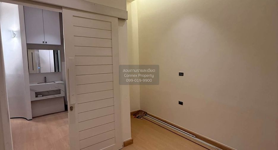 Casa adosada en venta de 3 habitaciones en Huai Khwang, Bangkok
