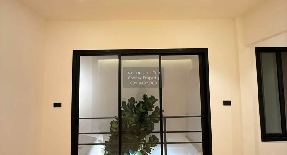 Casa adosada en venta de 3 habitaciones en Huai Khwang, Bangkok