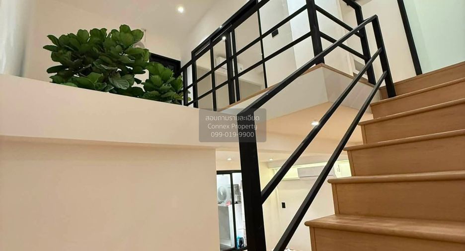 Casa adosada en venta de 3 habitaciones en Huai Khwang, Bangkok