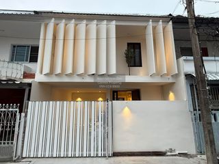 Reihenhaus zum Kauf mit 3 Zimmer in Huai Khwang, Bangkok