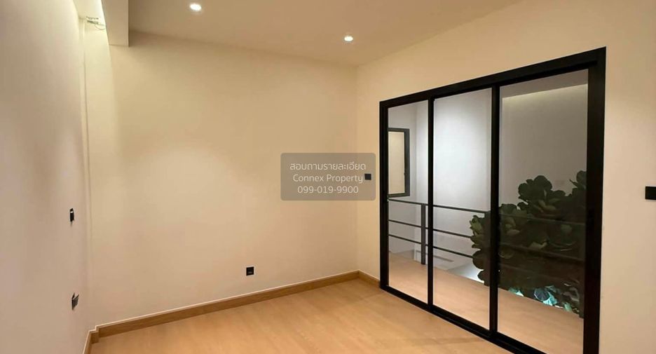 Casa adosada en venta de 3 habitaciones en Huai Khwang, Bangkok