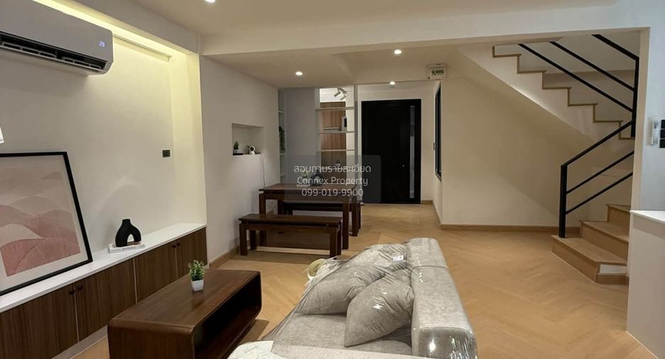 Casa adosada en venta de 3 habitaciones en Huai Khwang, Bangkok