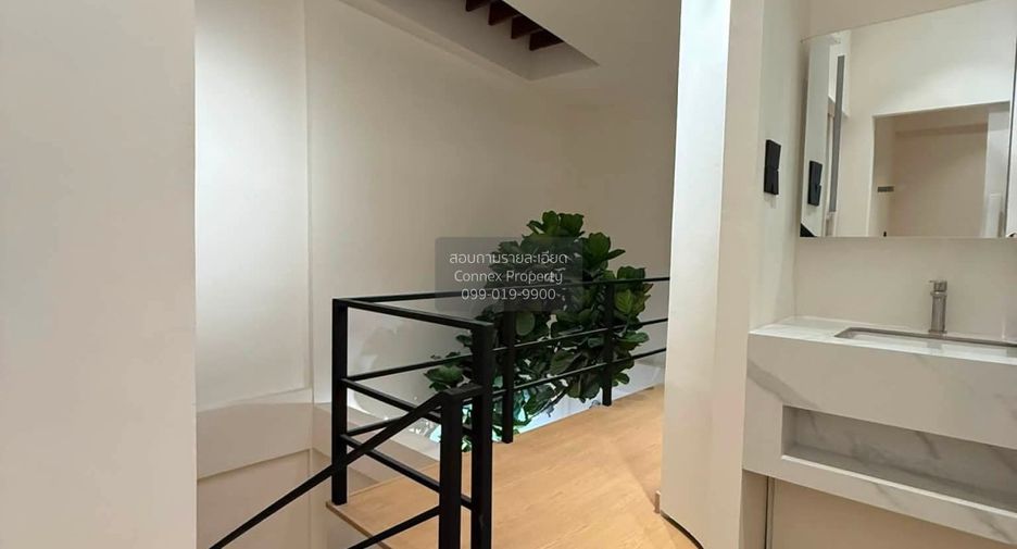 Casa adosada en venta de 3 habitaciones en Huai Khwang, Bangkok