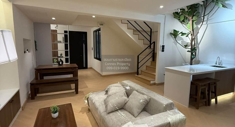 Casa adosada en venta de 3 habitaciones en Huai Khwang, Bangkok