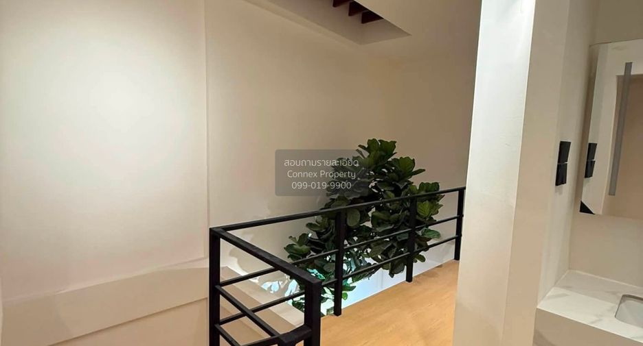 Casa adosada en venta de 3 habitaciones en Huai Khwang, Bangkok