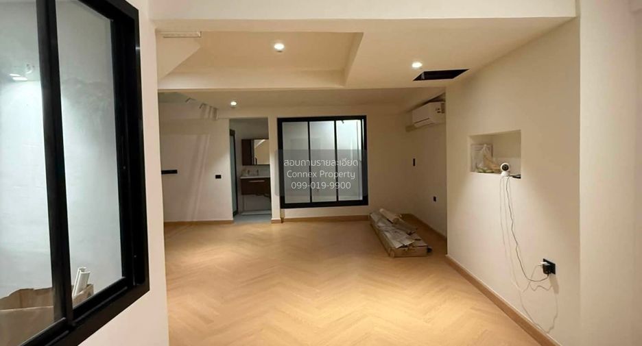 Casa adosada en venta de 3 habitaciones en Huai Khwang, Bangkok
