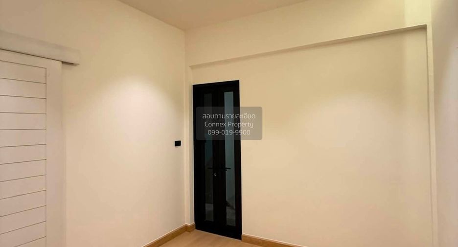 Casa adosada en venta de 3 habitaciones en Huai Khwang, Bangkok