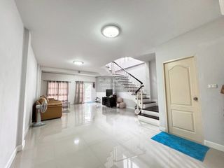 Casa adosada en venta de 3 habitaciones en Khan Na Yao, Bangkok
