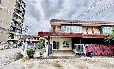 Casa adosada en venta de 3 habitaciones en Khan Na Yao, Bangkok