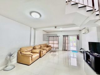 Casa adosada en venta de 3 habitaciones en Khan Na Yao, Bangkok