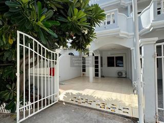 Casa adosada en venta de 3 habitaciones en Bang Lamung, Chonburi