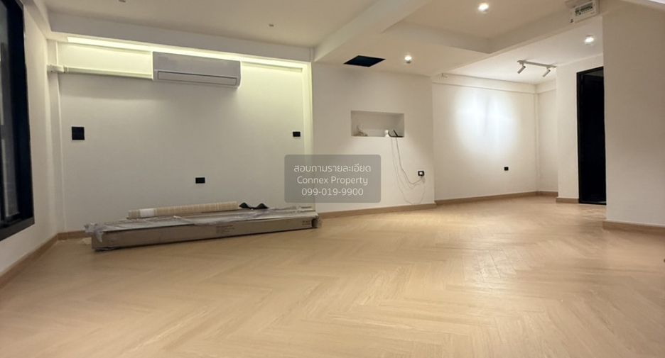 For sale 3 bedrooms townhouse in Sai Noi, Nonthaburi