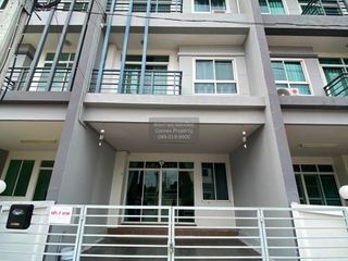 Casa adosada en venta de 4 habitaciones en Khlong Sam Wa, Bangkok