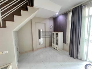 Casa adosada en venta de 4 habitaciones en Khlong Sam Wa, Bangkok