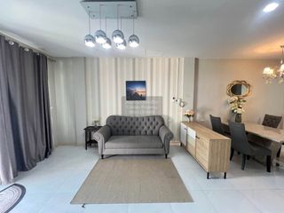Casa adosada en venta de 4 habitaciones en Khlong Sam Wa, Bangkok