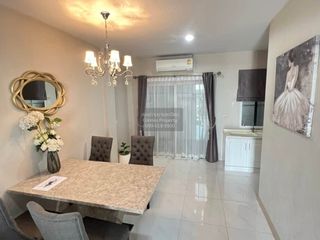 Casa adosada en venta de 4 habitaciones en Khlong Sam Wa, Bangkok