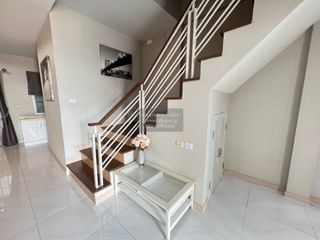 Casa adosada en venta de 4 habitaciones en Khlong Sam Wa, Bangkok